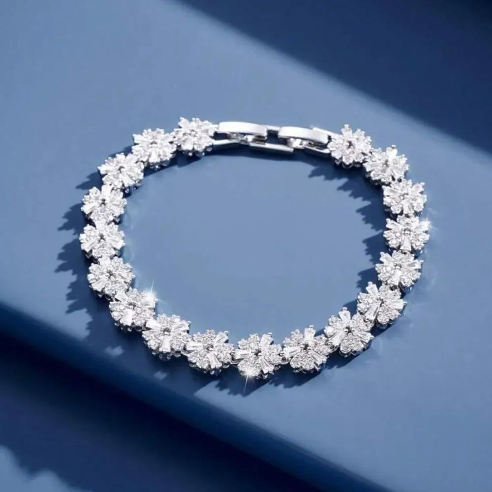 Silver Floral Bracelet Q592